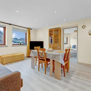 Modern & Spacious 3 Bedroom In Heart Of - Private Car Park On Site & Stunning Views Of Arthur Seat - Sleeps 10 Apartment